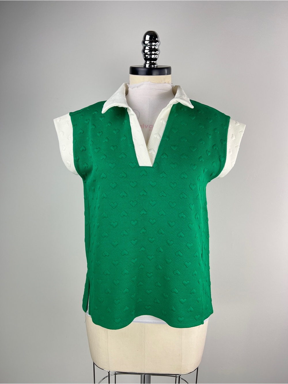 💚 3794. Sleeveless Green V-Neck Blouse